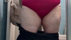 Twerking, spreading my ass for u while I piss